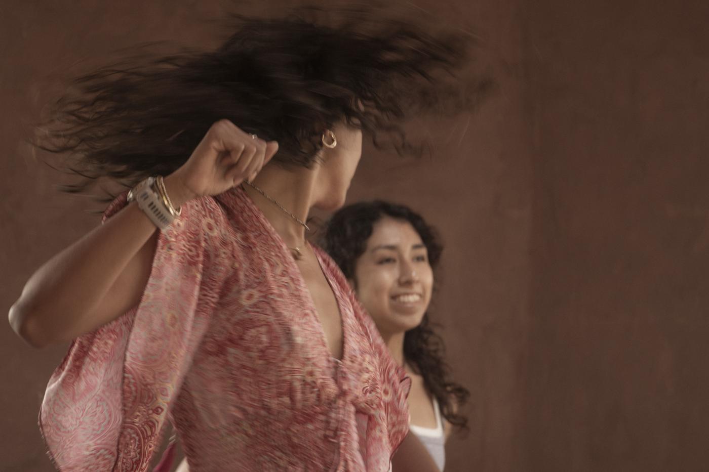 Ale bailando con el pelo en movimiento