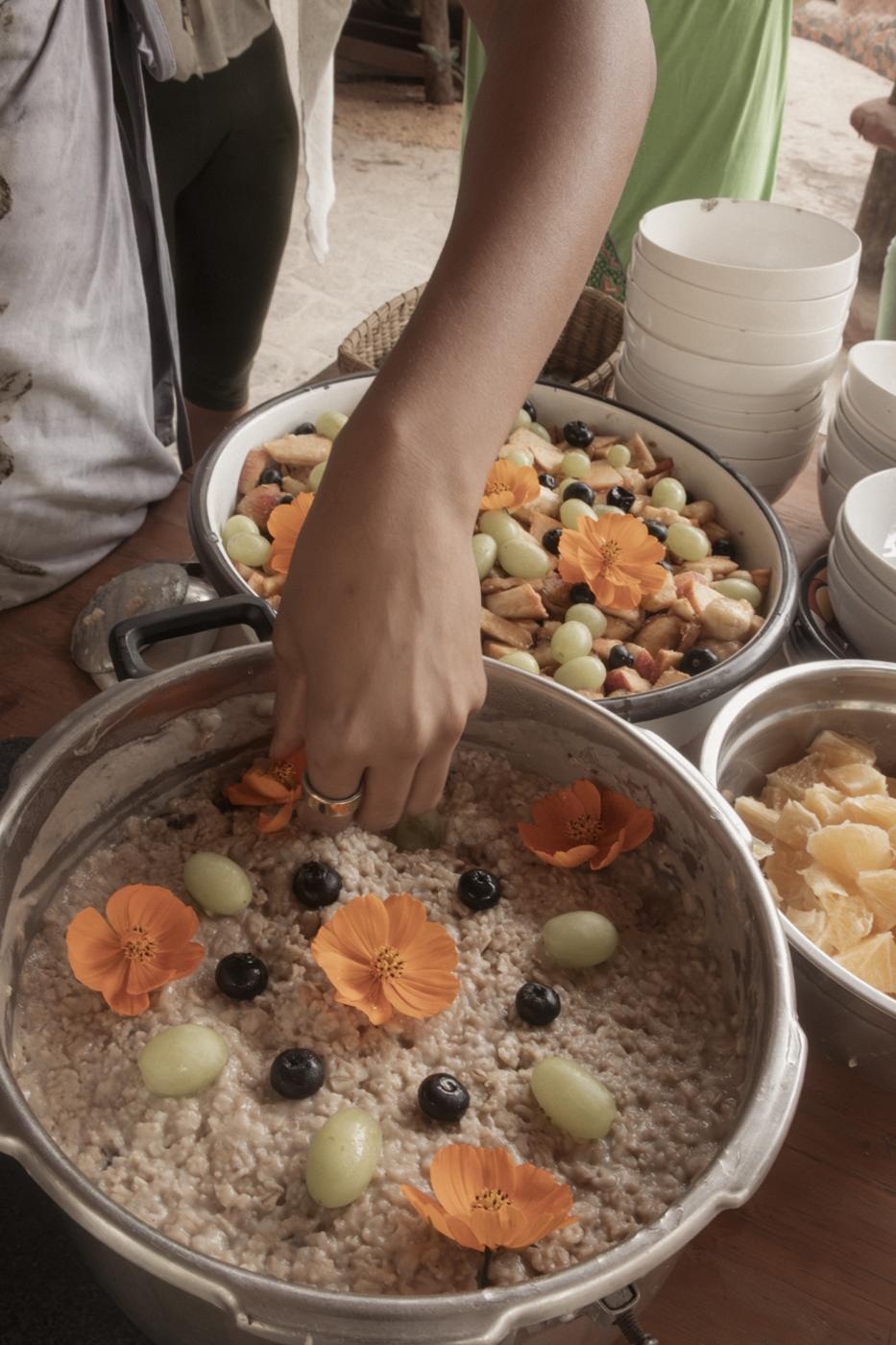 Avena con frutas y flores preparada en un retiro