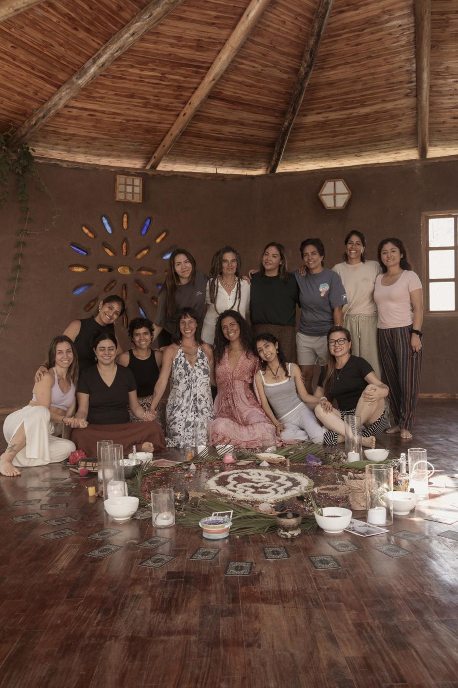 Grupo de mujeres sonriendo al cierre de un retiro